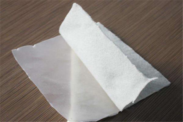復(fù)合土工膜的鋪設(shè)方法: 布在上還是膜在上？  第3張